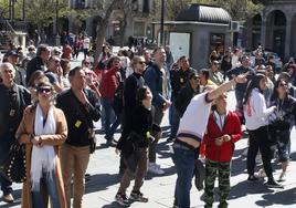 Los turistas llenan las calles de Segovia durante el Jueves Santo