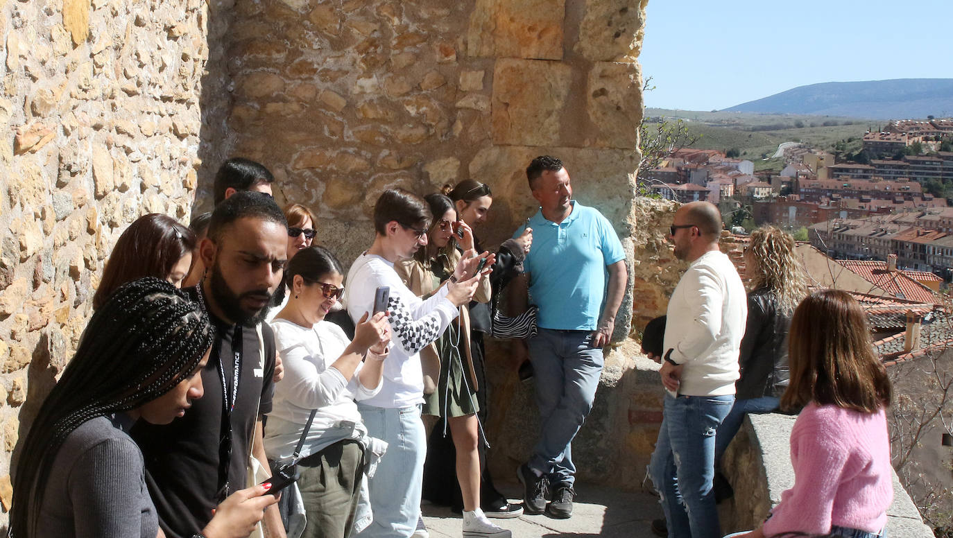 Segovia recibe la visita de turistas el Jueves Santo