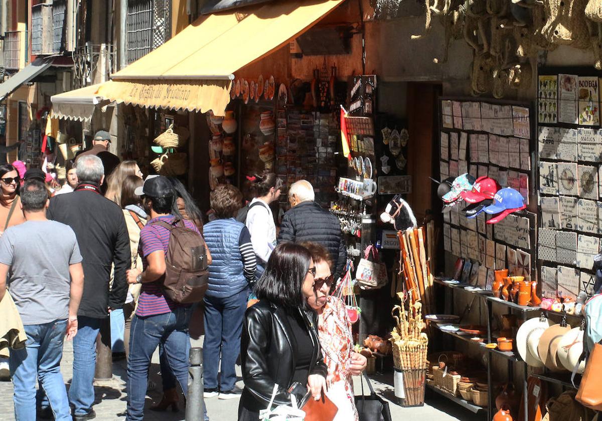 Turistas en el centro de Segovia, este Jueves Santo.