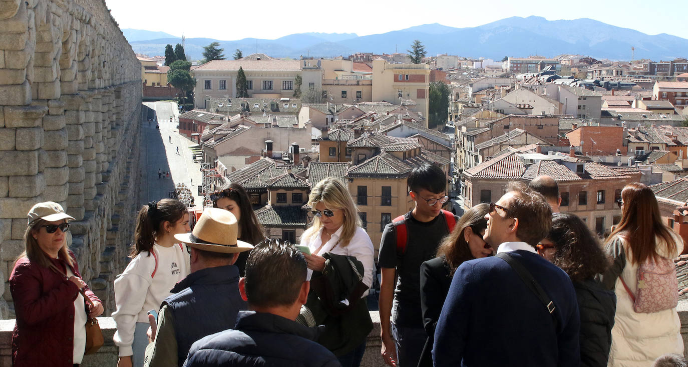 Segovia recibe la visita de turistas el Jueves Santo