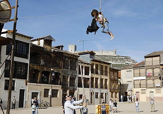Julia Arranz con el velo que le alcanza Javier Bernabé, concejal del Ayuntamiento de Peñafiel.