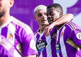 Cédric, autor del gol del triunfo, es felicitado por su compañero Fran Rivera.