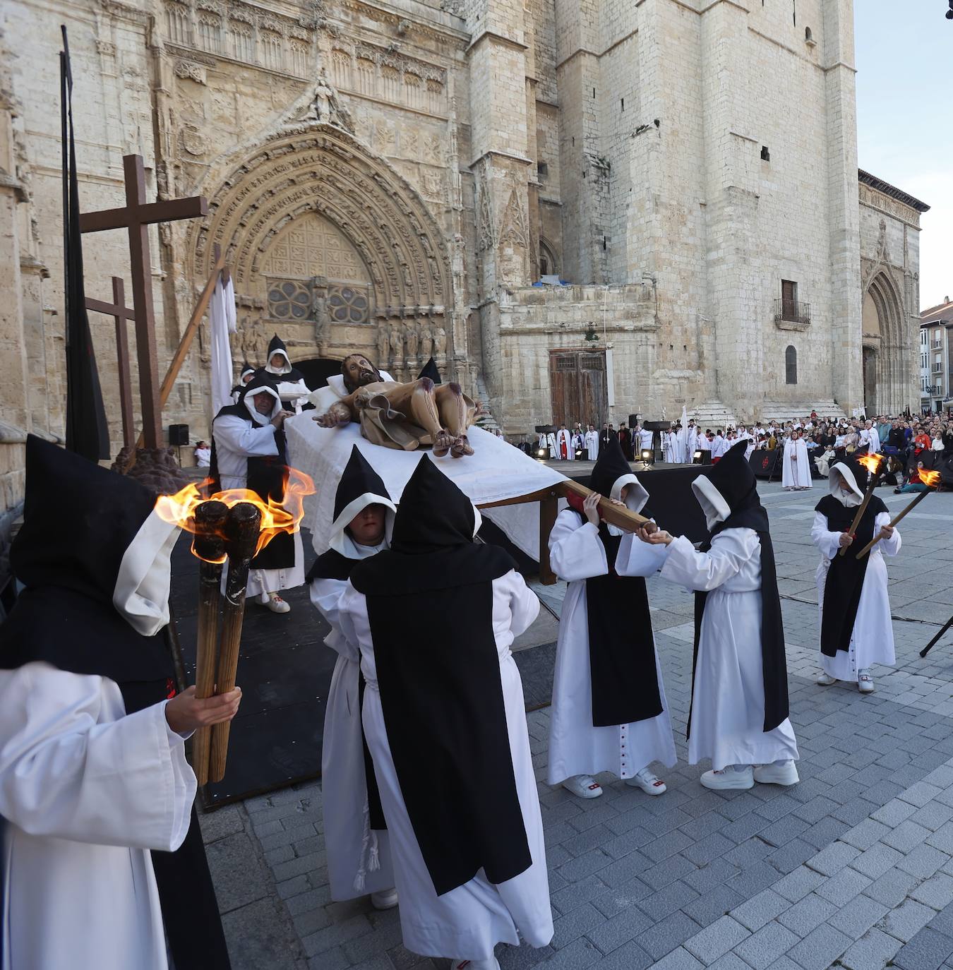 La vistosidad del Descendimiento y el Santo Entierro