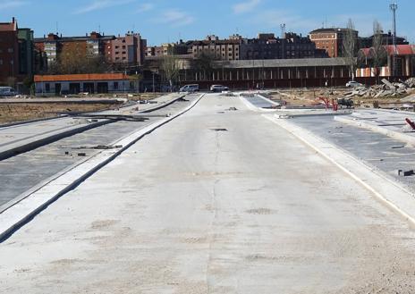 Imagen secundaria 1 - Arriba, acera adoquinada en la calle Transición junto al cuartel Conde Ansúrez. En el medio, una de las futuras avenidas de los terrenos de Artillería. Debajo, urbanización de la avenida principal entre General Shelly y Transición.