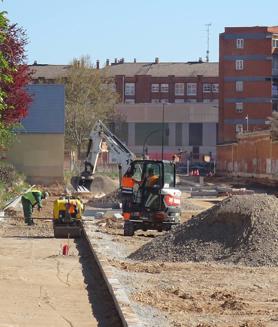 Imagen secundaria 2 - Arriba, acera adoquinada en la calle Transición junto al cuartel Conde Ansúrez. En el medio, una de las futuras avenidas de los terrenos de Artillería. Debajo, urbanización de la avenida principal entre General Shelly y Transición.