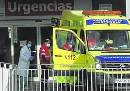 Ambulancia del 112 de emergencias sanitarias en la puerta de Urgencias del Hospital General.