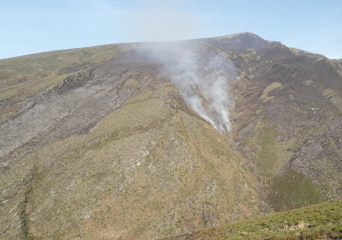 Incendio en la localidad leonesa de de La Baña.