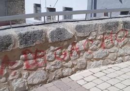 Pintadas en el muro-cerca de piedra del atrio de la iglesia de Santa María de los Mártires.