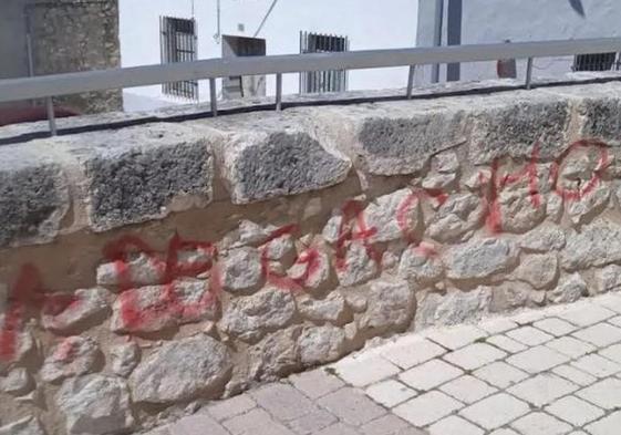 Pintadas en el muro-cerca de piedra del atrio de la iglesia de Santa María de los Mártires.