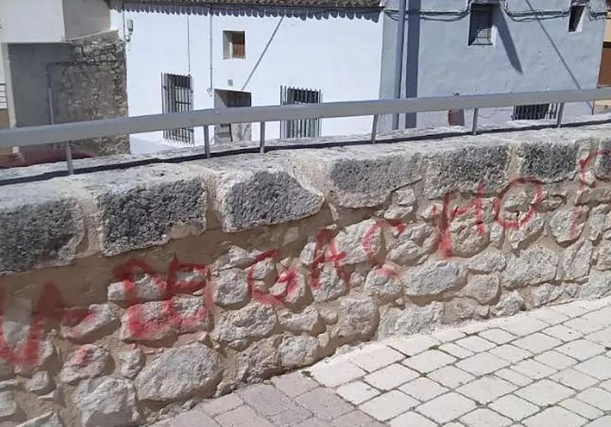 Pintadas en el muro-cerca de piedra del atrio de la iglesia de Santa María de los Mártires.