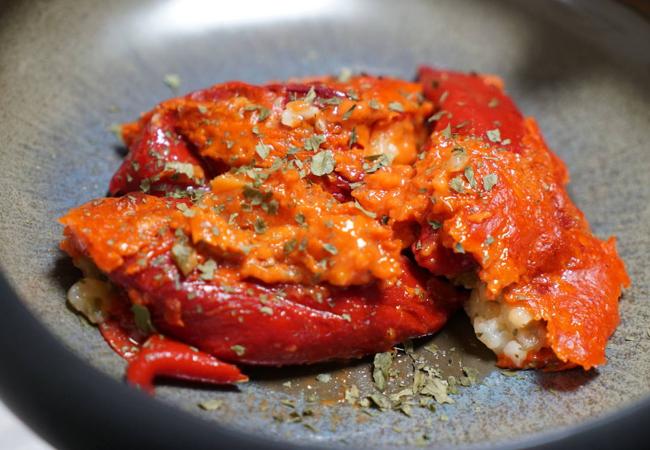 Los pimientos rellenos de bacalao ya emplatados