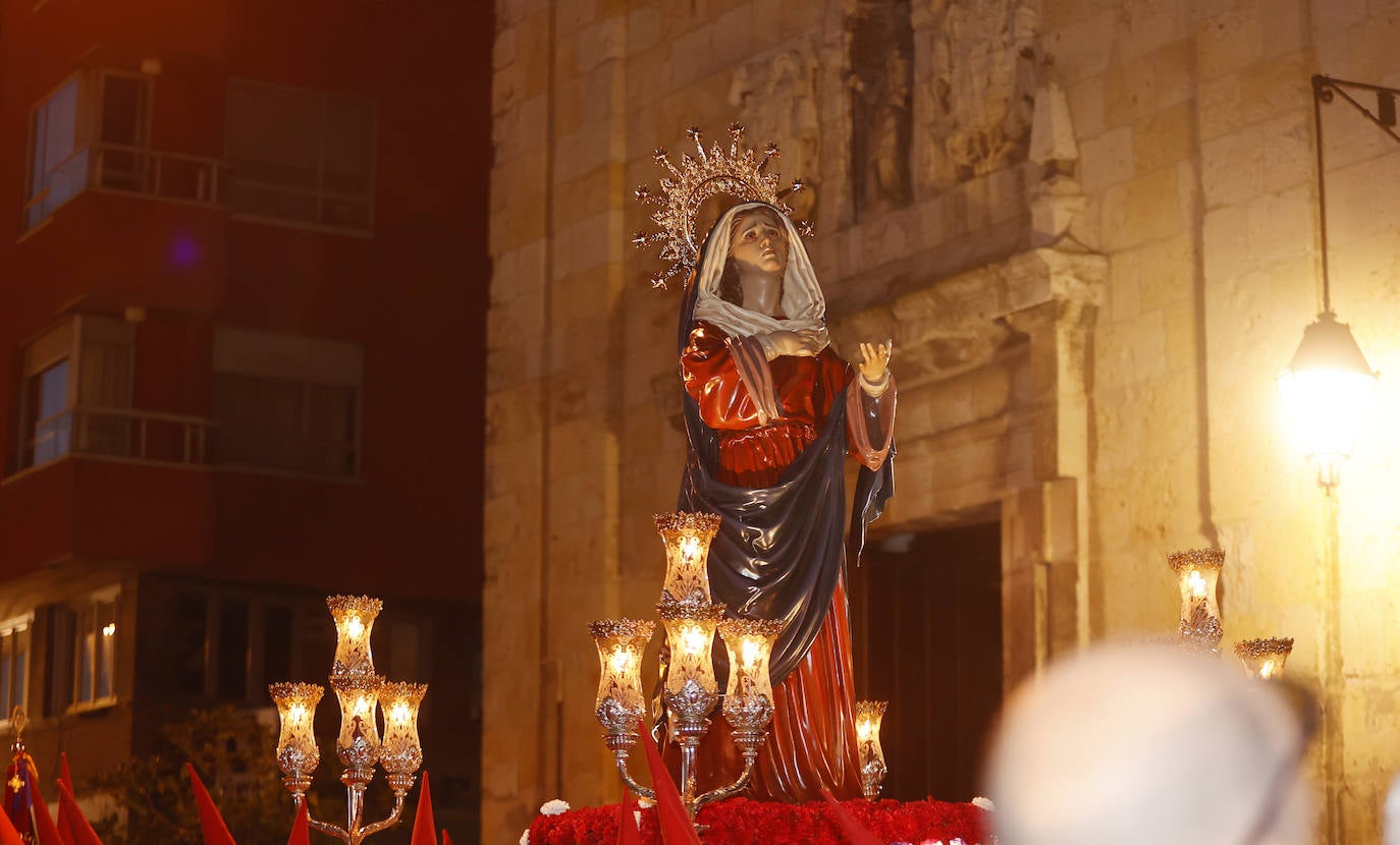 Máxima expectación en la procesión de las vírgenes