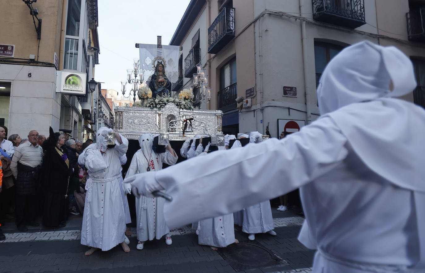 Máxima expectación en la procesión de las vírgenes