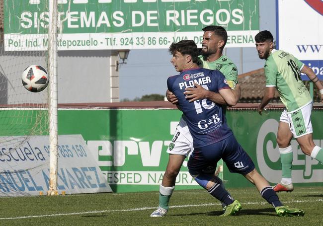 Un contrario impide a Dani Plomer llegar a un balón en el área del Villanovense.