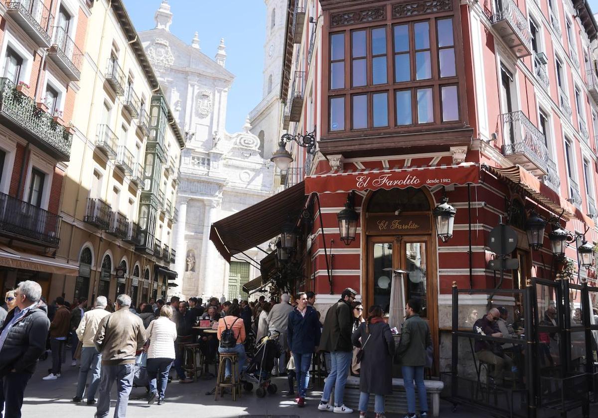 Ambiente de terrazas en la calle Cascajares de Valladolid el Domingo de Ramos por el buen tiempo.