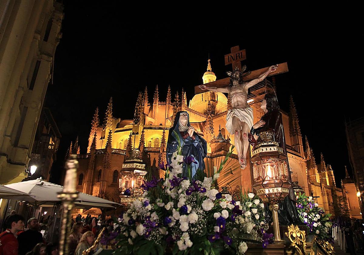 El Calvario, de San José, cruza la Plaza Mayor.