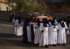 La procesión avanza por las calles de Guardo.