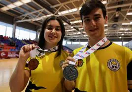 Los hermanos Adriana y Álvaro Nieto posan con sus medallas.