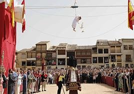 Peñafiel celebra un año más la tradicional Bajada del Ángel