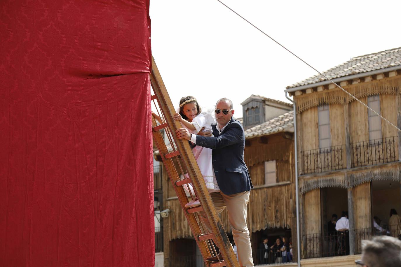 Peñafiel celebra un año más la tradicional Bajada del Ángel