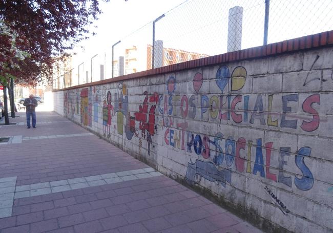 Mural contra la Comisaría (1999) en el muro del concesionario de la calle Caamaño.