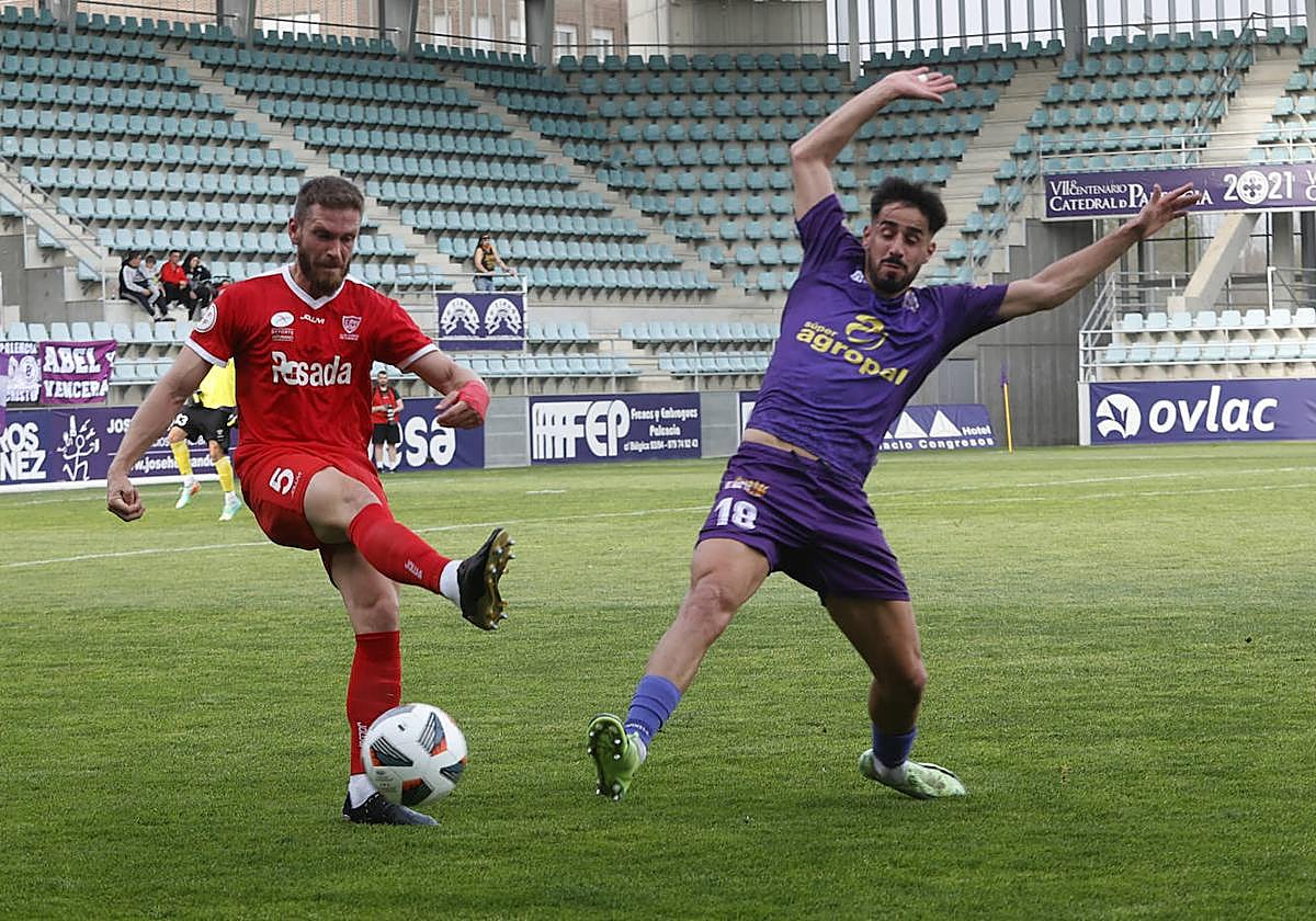 Ale Hernández intenta robar un balón.