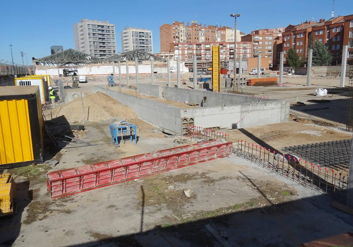 Trabajos de construcción del Mercadona del lado de Caamaño y Benito Menni y de derribo, al fondo, de las últimas naves del concesionario de Seat.