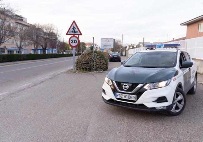 Un coche patrulla de la Guardia Civil en Cabezón.