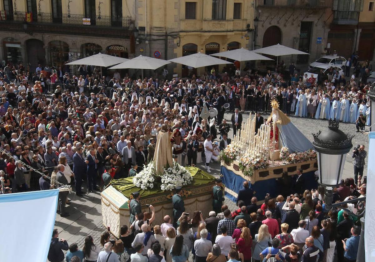 Momento del Encuentro entre la Virgen del Rocío y Cristo Resucitado.