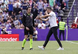 Pezzolano muestra su reloj al cuarto árbitro.