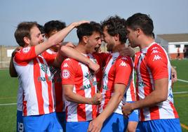 Los jugadores del Tordesillas celebran uno de los tantos.