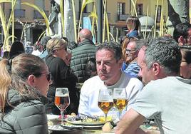 Clientes en una terraza de la Plaza Mayor esta Semana Santa.