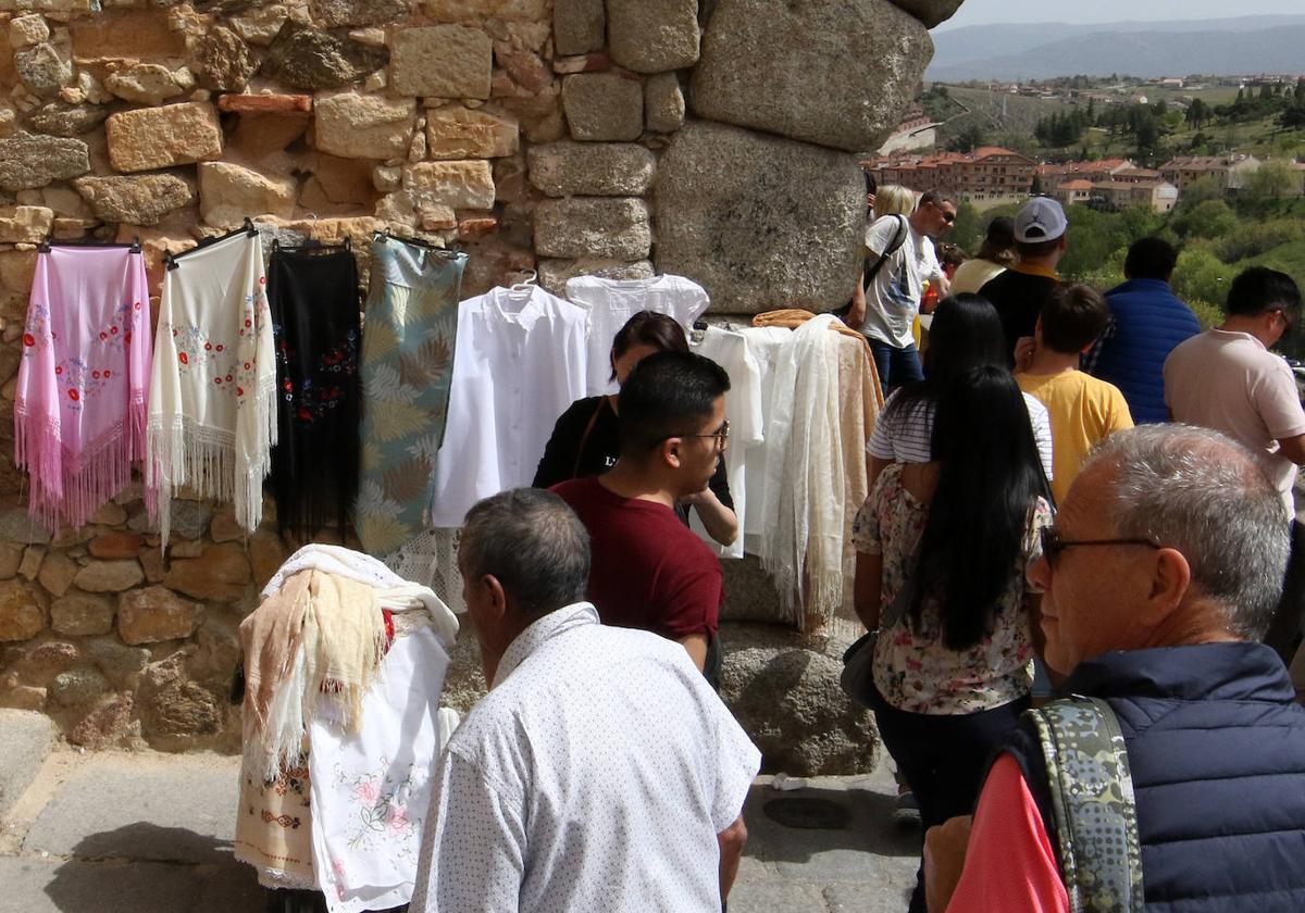 Puesto de venta ambulante, este fin de semana, en el Acueducto.