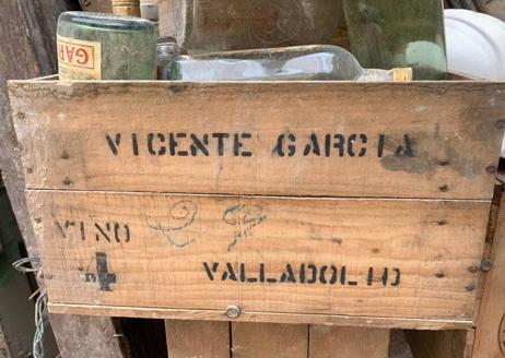 Imagen secundaria 1 - Fotografía de la plaza de toros recuperada de la bodega. Debajo, una caja de bebidas de Vicente García y la lista de precios del bar Jauja en 1961.