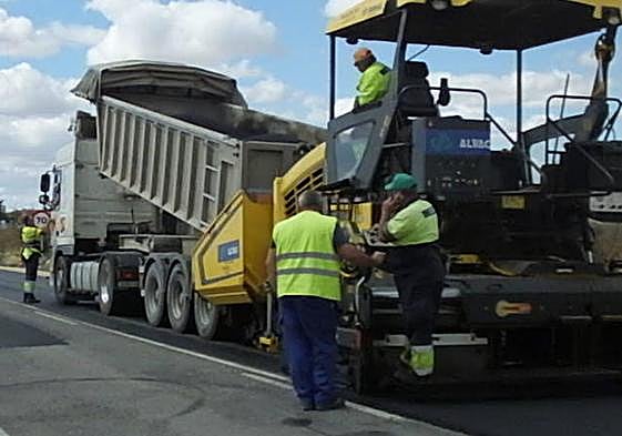 Obras en una carretera de la red provincial.