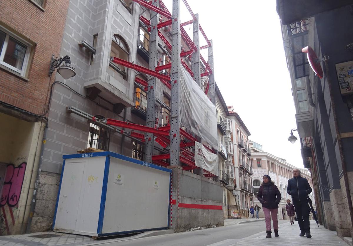 Fachada conservada del edificio decimonónico del número 11 de la calle Leopoldo Cano.