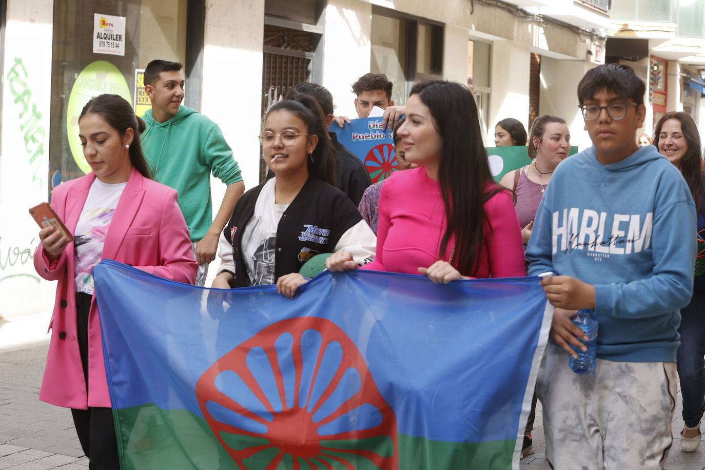 El Día Internacional del Pueblo Gitano se conmemora con pétalos en el Carrión