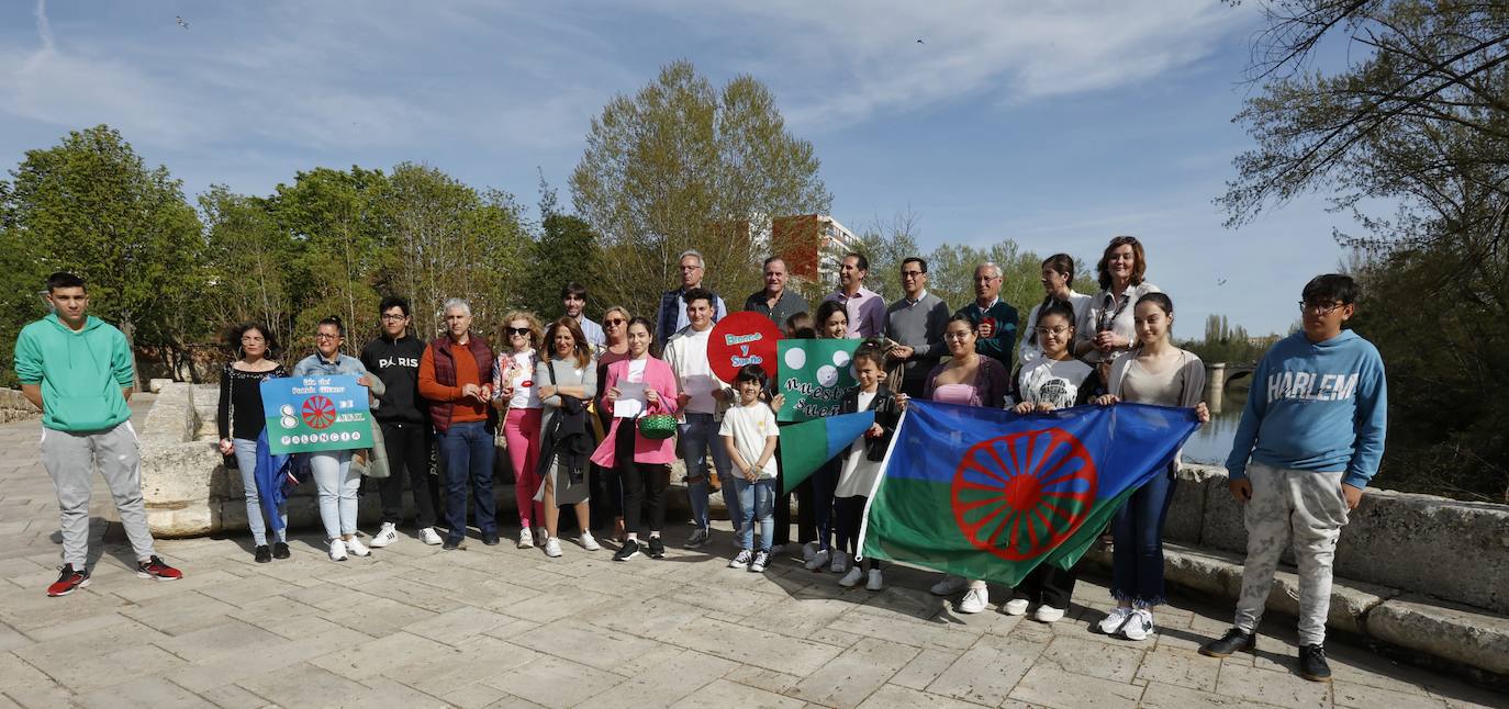 El Día Internacional del Pueblo Gitano se conmemora con pétalos en el Carrión