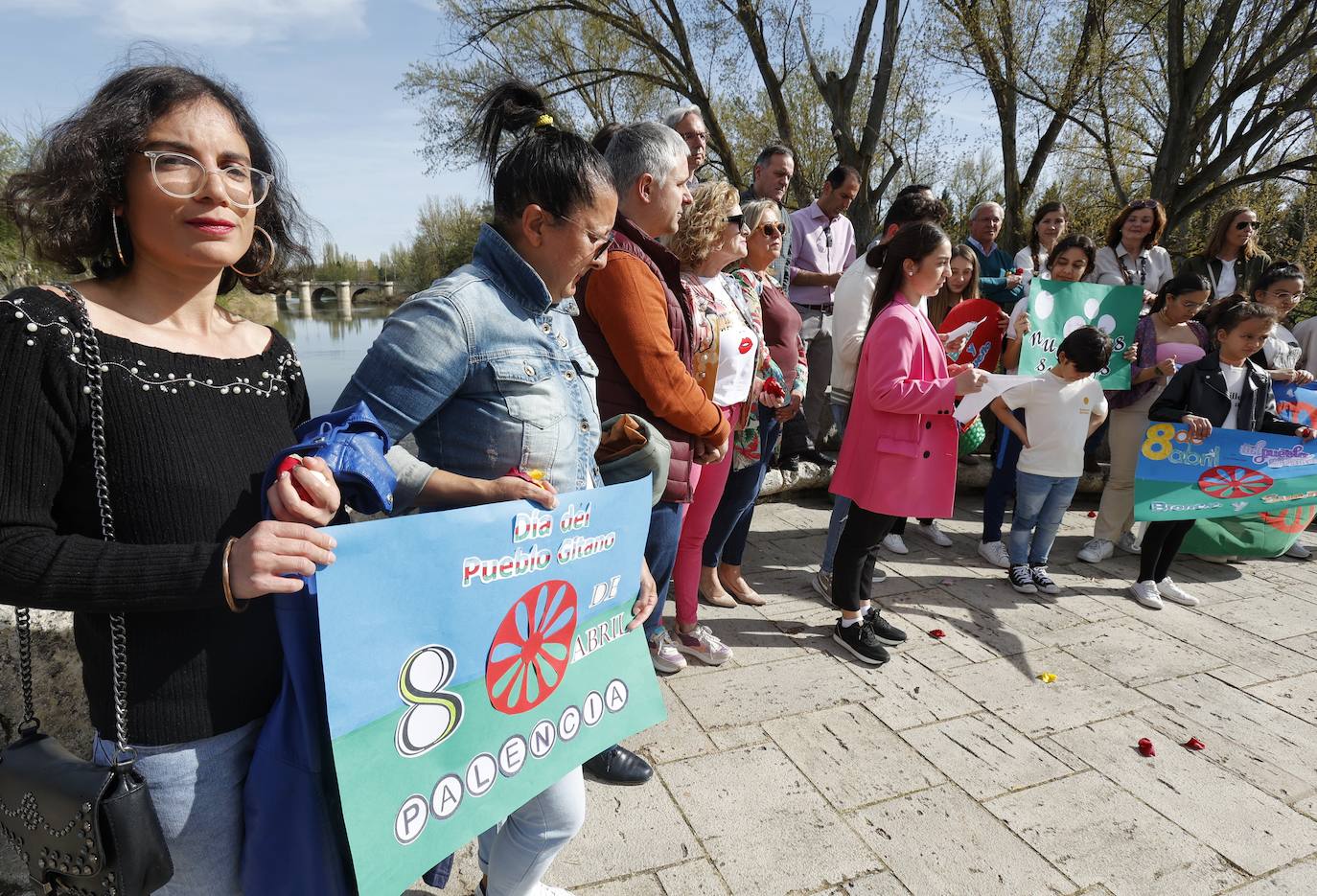 El Día Internacional del Pueblo Gitano se conmemora con pétalos en el Carrión