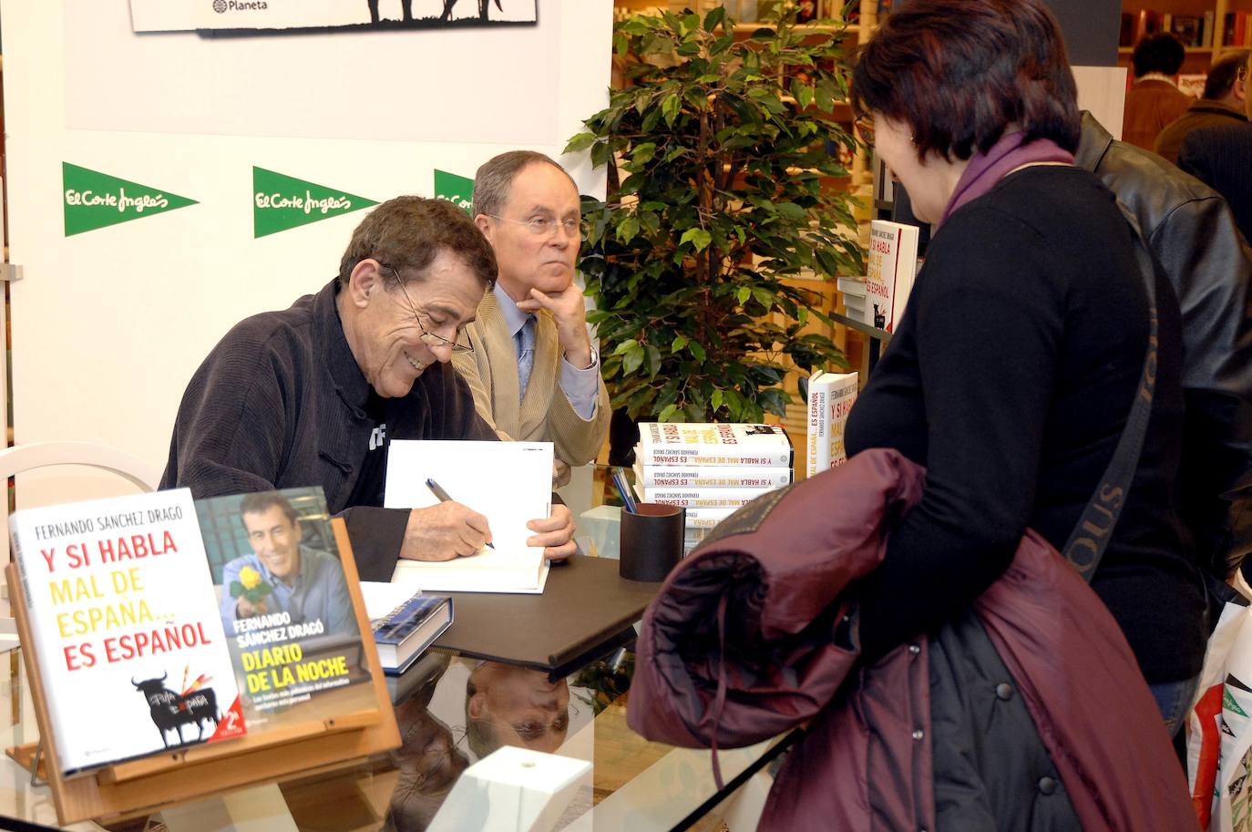 El escritor Fernando Sánchez Dragó, firmando ejemplares en El Corte Inglés de Valladolid de su libro 'Y si habla mal de España... es español'.