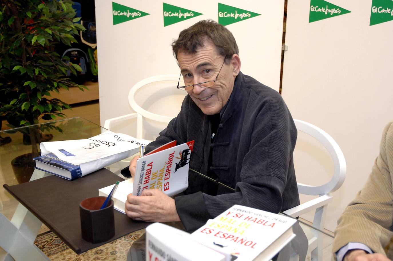 El escritor Fernando Sánchez Dragó, firmando ejemplares en El Corte Inglés de Valladolid de su libro 'Y si habla mal de España... es español'.