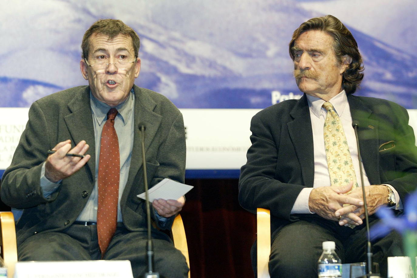 Fernando Sánchez Dragó, junto a Miguel de la Cuadra Salcedo, durante el Foro Mundial Soria 21 sobre Comunicación y Sostenibilidad celebrado en 2004