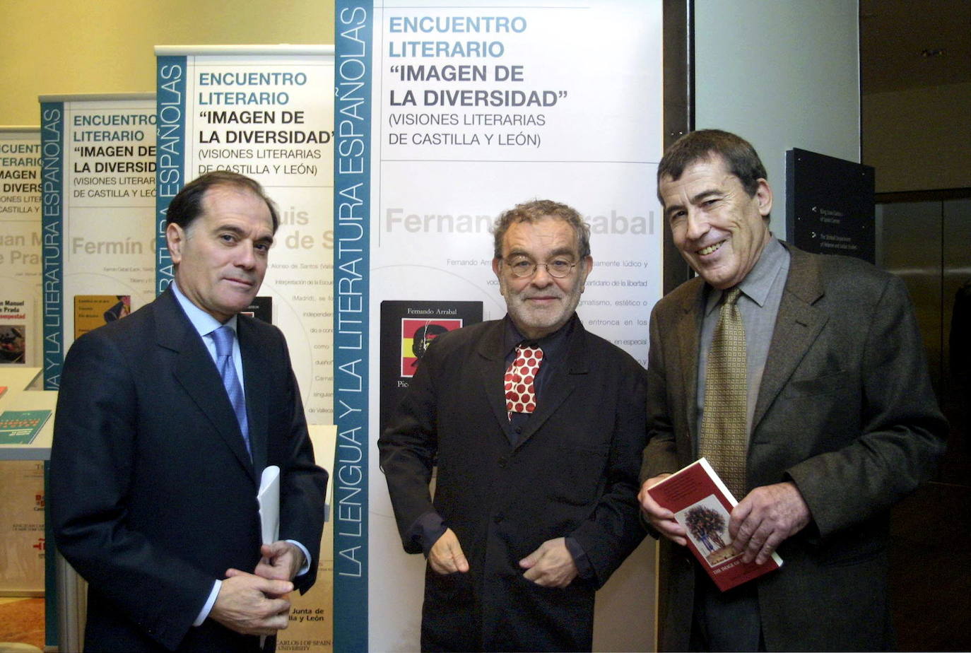 En 2002 en Nueva York, durante la apertura del Encuentro Literario que tuvo lugar en la Universidad de Nueva York, el entonces vicepresidente de la Junta de Castilla y León, Tomás Villanueva, posa con los escritores Fernando Arrabal y Fernando Sanchez Dragó.