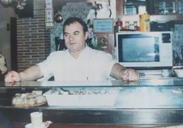 Marcelo Rodríguez, de joven, en la barra de su bar.