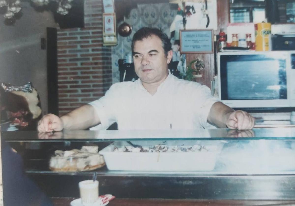 Marcelo Rodríguez, de joven, en la barra de su bar.