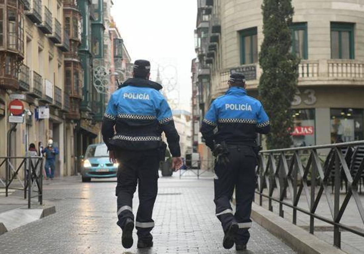 Imagen de archivo de dos policías locales de Valladolid.