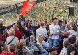 Un grupo de jóvenes protesta en el acto de Pedro Sánchez.