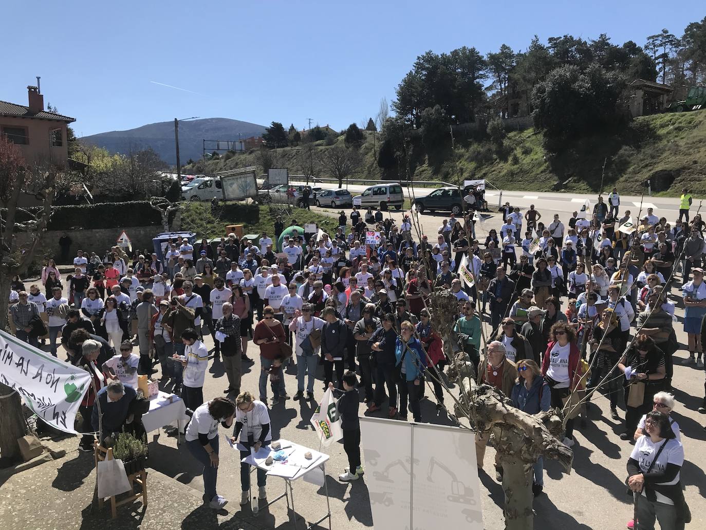 Protesta en Cerezo de Abajo contra la mina de cuarzo a cielo abierto.