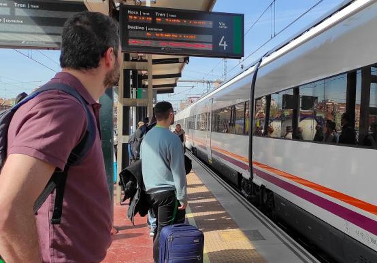 Varios pasajeros se suben al tren en la Estación de Valladolid.