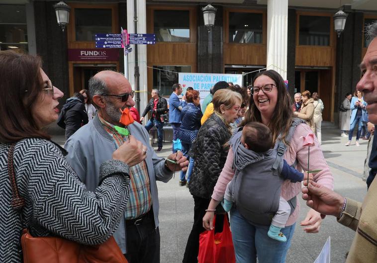 Palencia conmemora el Día Mundial del Parkinson con tulipanes de papel
